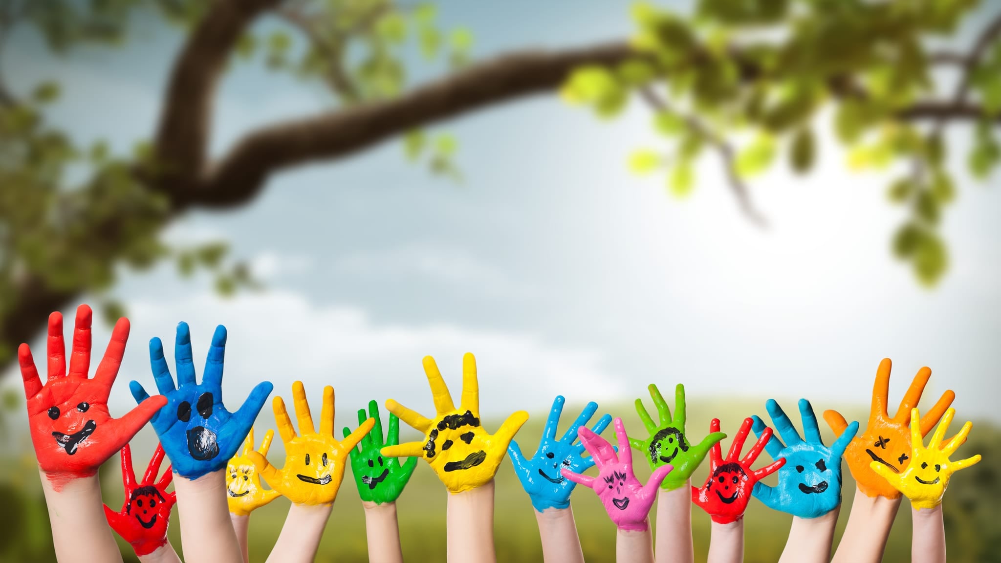 Kinder im Garten spielen