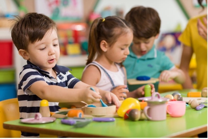 Kinder beim spielerischen Lernen