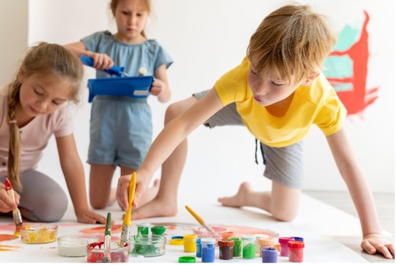 Kinder bei kreativen Aktivitäten