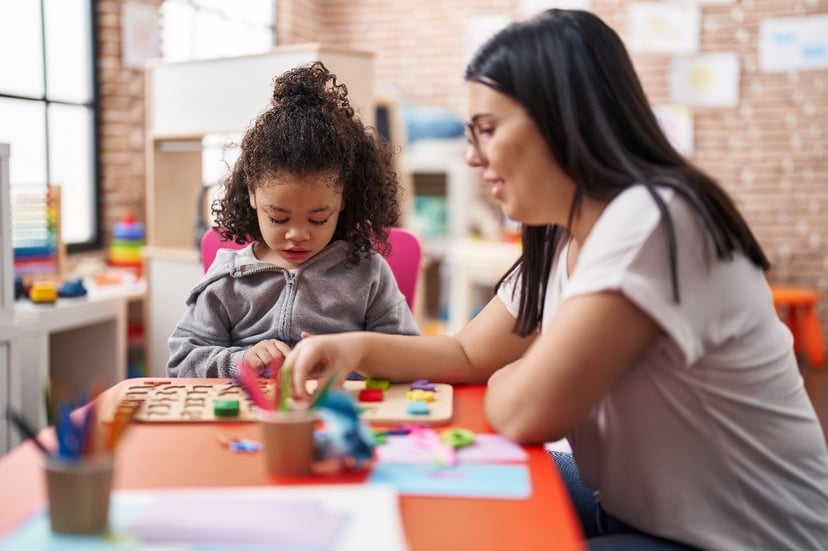 Kinder helfen sich gegenseitig